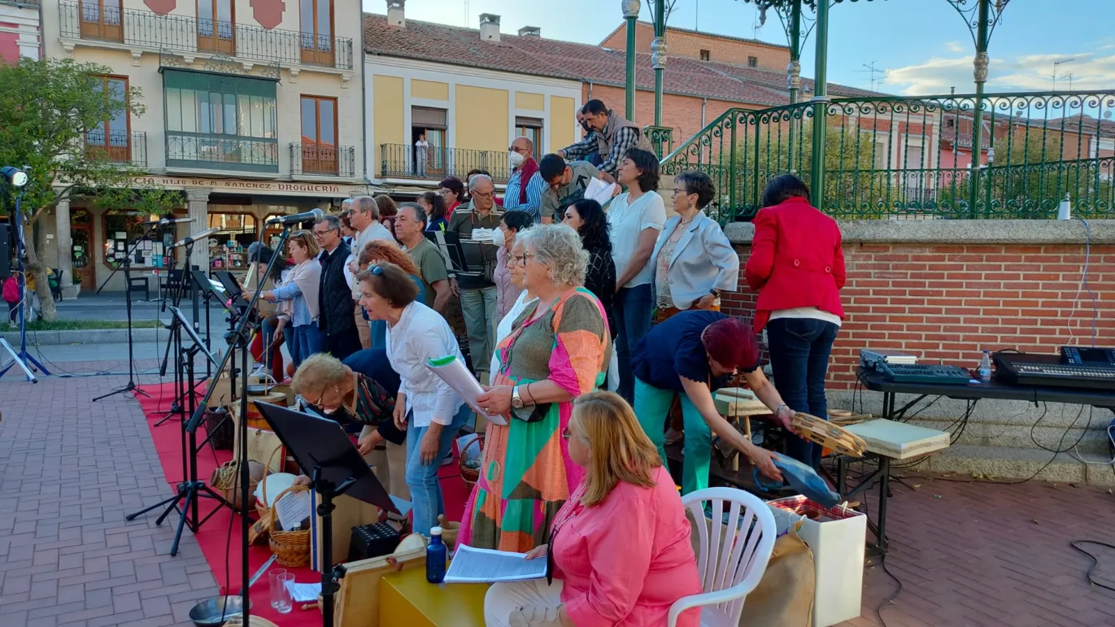 La plaza de España de Peñaranda acogía los conciertos fin de curso de los talleres de Canto y Percusiòn 