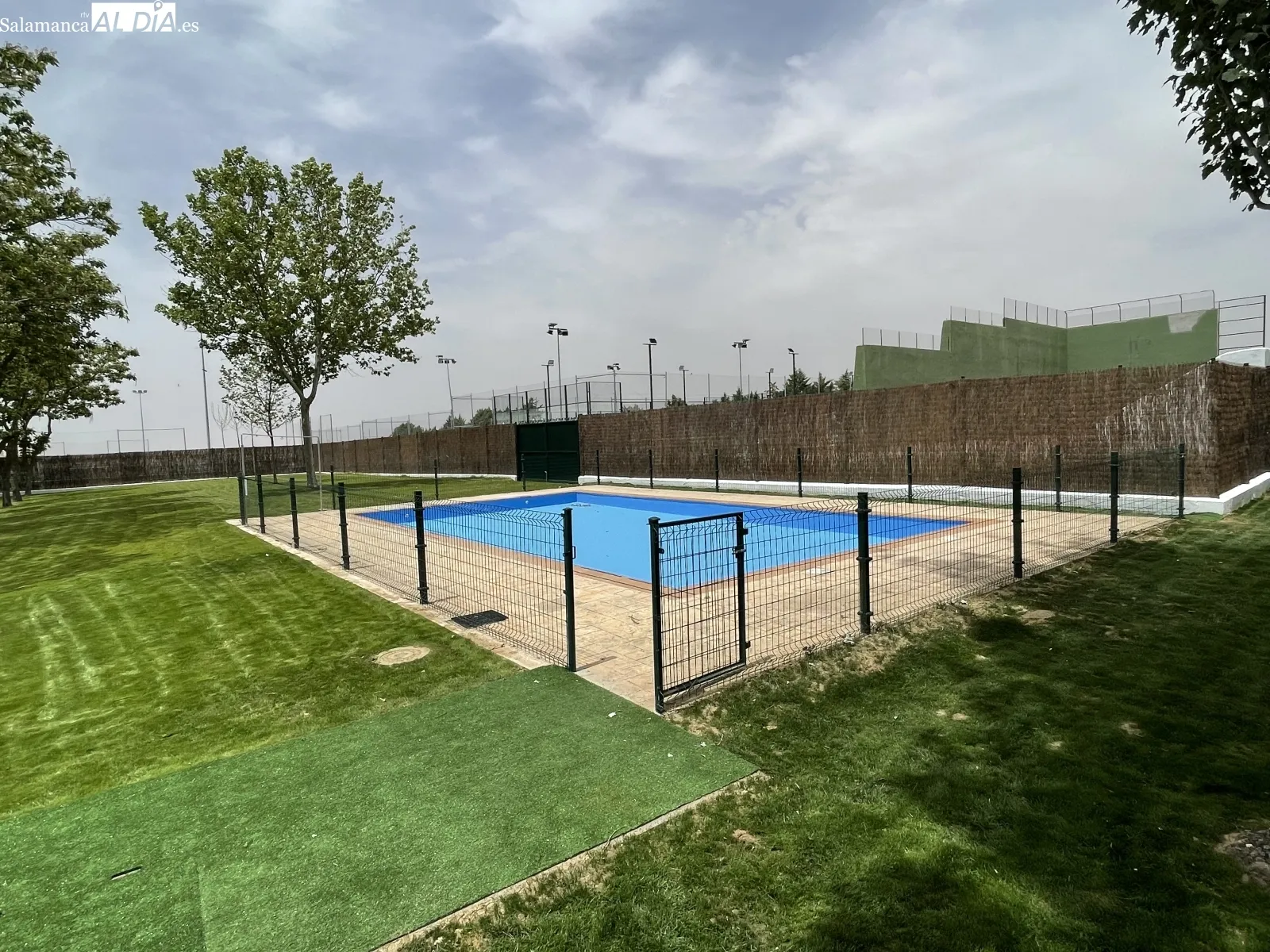 Foto 4 - M&aacute;s de 4.500 metros de c&eacute;sped renovado y una inversi&oacute;n global de 40.000 euros: As&iacute; se han preparado las piscinas municipales ante su inminente apertura