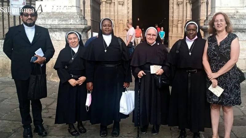 Las madres Agustinas de San Felices, el párroco y la familia se desplazaron a Sevilla