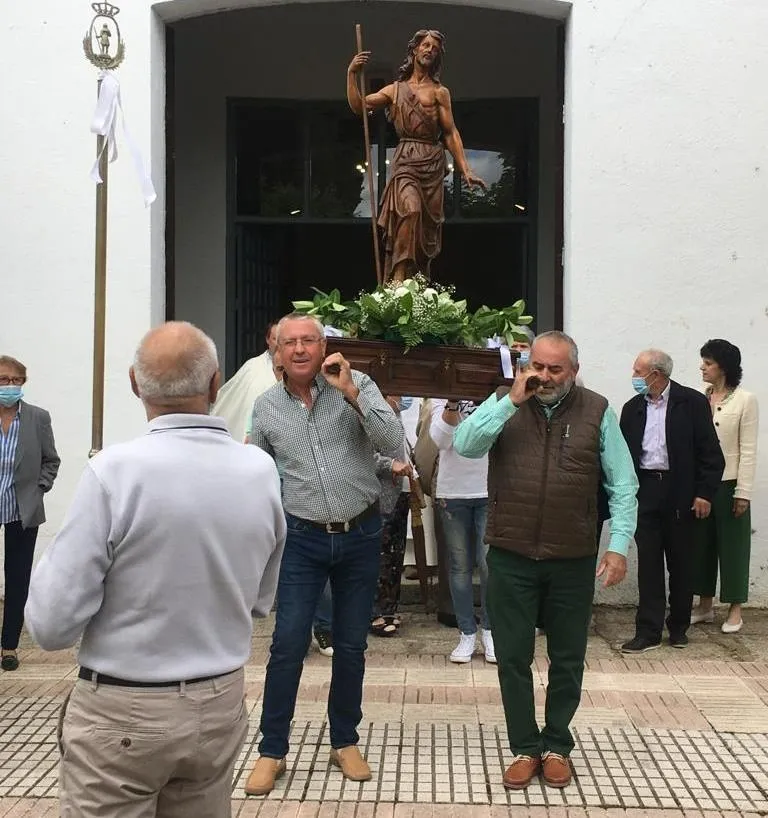 Foto 4 - Los vecinos de Sanjuanejo sacan en procesi&oacute;n a su patr&oacute;n