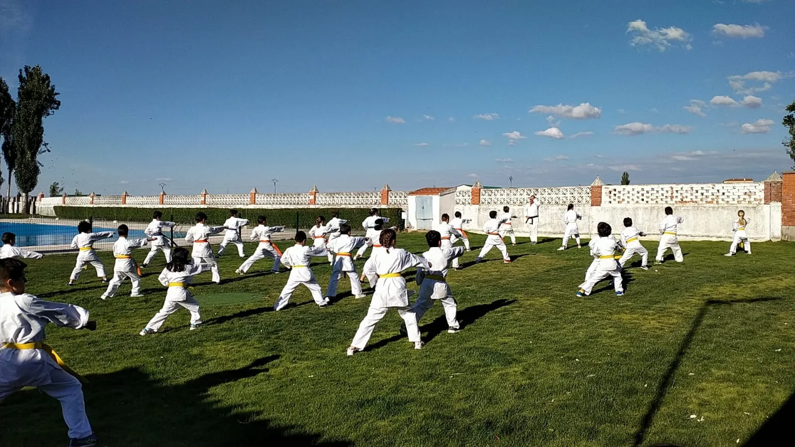 Las piscinas de Peñaranda acogían el acto fin de curso del Club Kárate Cid 