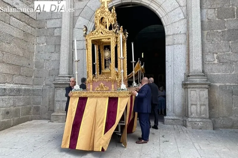 Cientos de personas participaban en la procesión del Corpus 