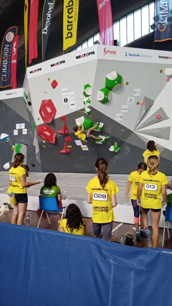 Las dos integrantes del club Salandar obtenían buenos resultados en las pruebas de marcha nordica y la copa de España de escalada en bloque