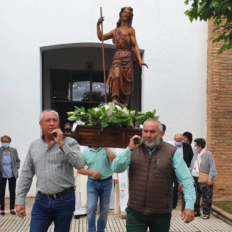 Foto 5 - Los vecinos de Sanjuanejo sacan en procesi&oacute;n a su patr&oacute;n