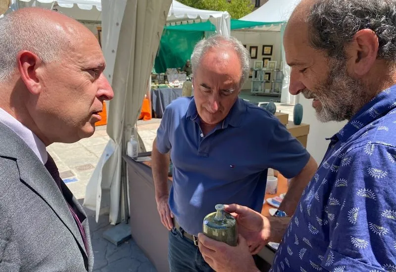 El  concejal de Promoción Económica, Comercio y Mercados, Juan José Sánchez Alonso, ha visitado este viernes a los participantes de la Feria Internacional de Artesanía