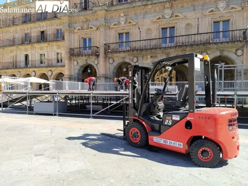 Montaje del escenario en la Plaza Mayor, que acogerá mañana el concierto-clase magistral ‘
