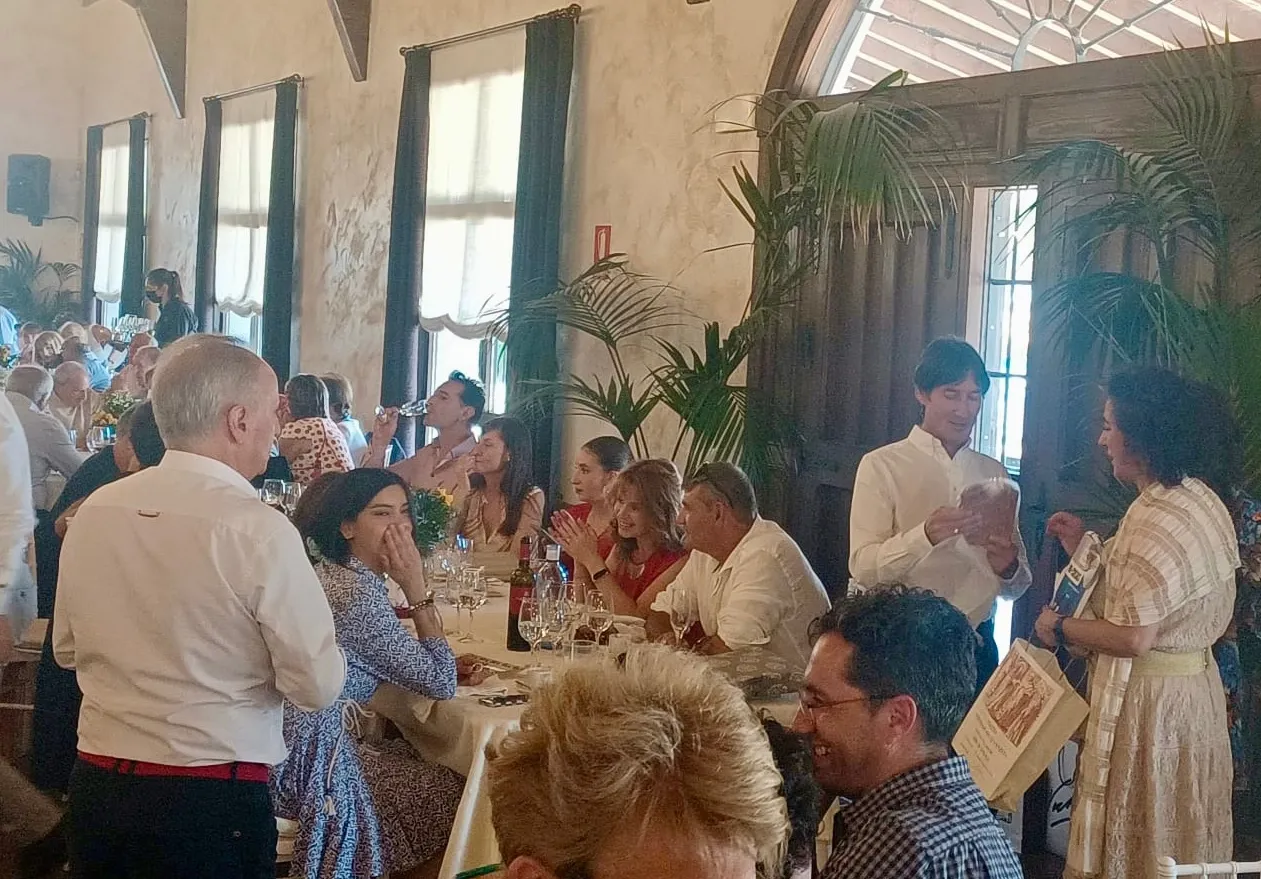 Foto 2 - Emotiva y multitudinaria celebraci&oacute;n de los 25+2 a&ntilde;os de Ordenaci&oacute;n del p&aacute;rroco Lauren Sevillano  