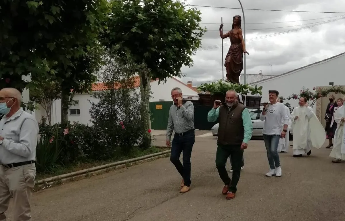 Foto 6 - Los vecinos de Sanjuanejo sacan en procesi&oacute;n a su patr&oacute;n