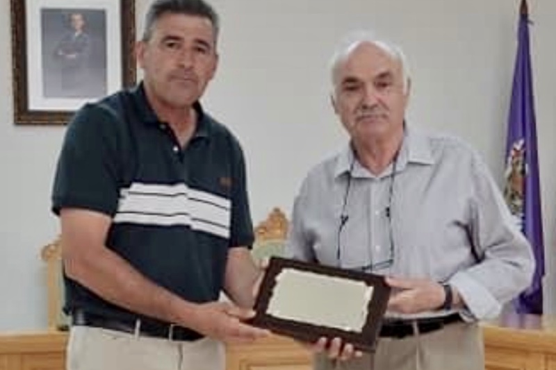 El alcalde de Villoria, Julian Barrera, entregaba una placa homenaje a Isidoro Mateos, Secretario Judicial durante 25 años

