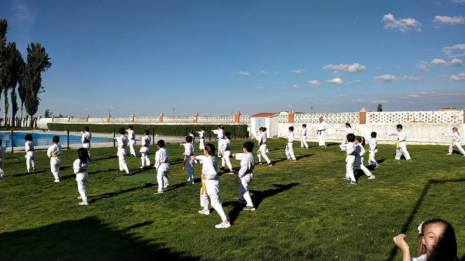 Las piscinas de Peñaranda acogían el acto fin de curso del Club Kárate Cid 