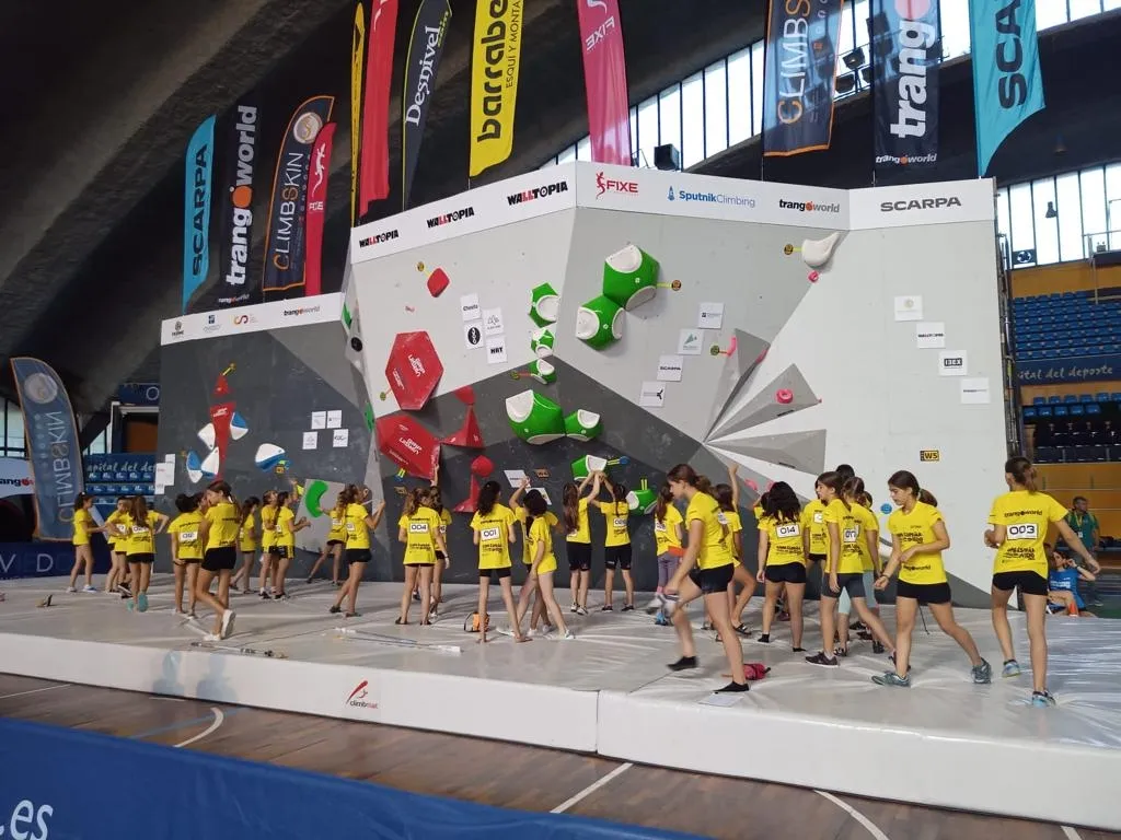 Las dos integrantes del club Salandar obtenían buenos resultados en las pruebas de marcha nordica y la copa de España de escalada en bloque