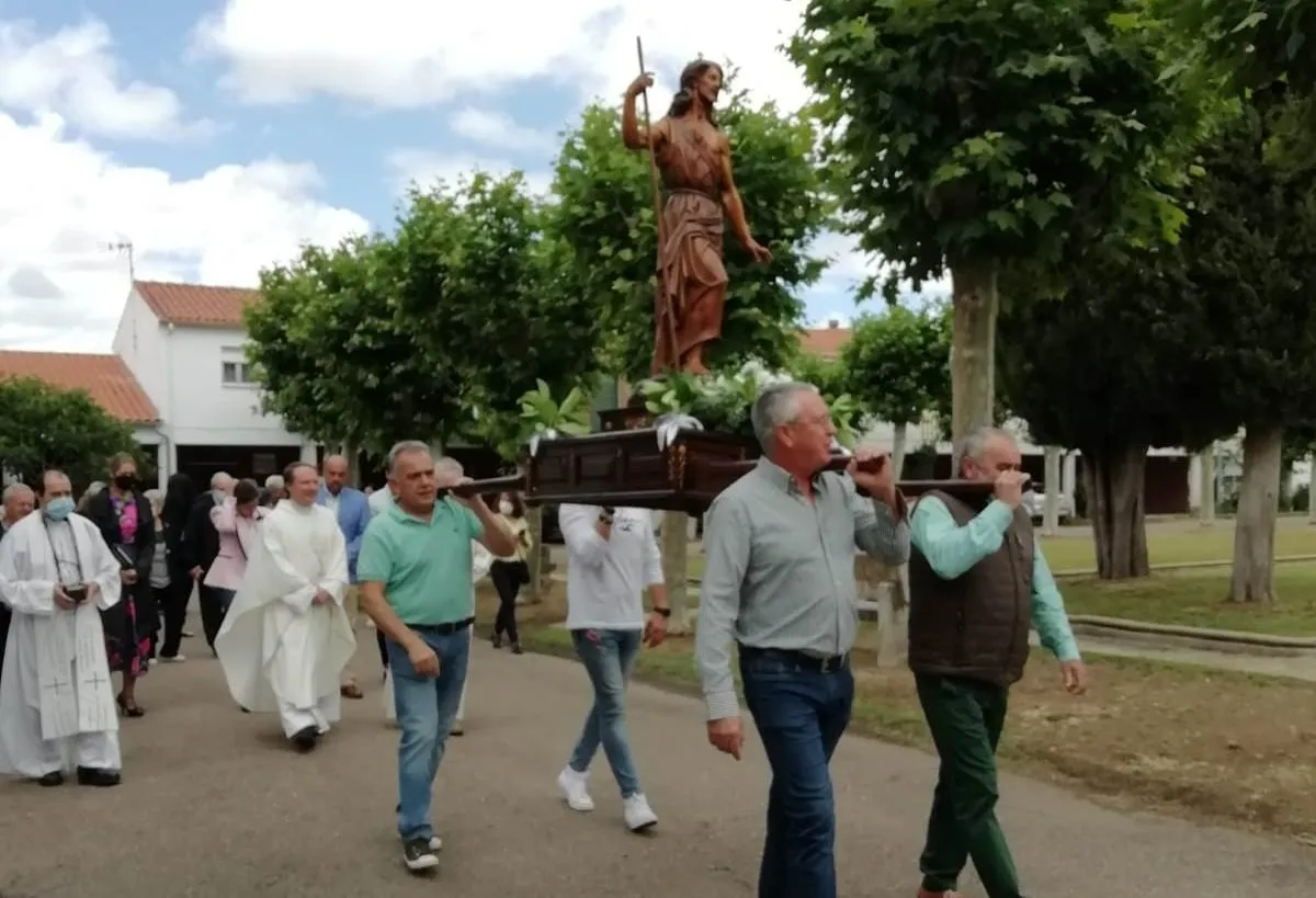 Foto 7 - Los vecinos de Sanjuanejo sacan en procesi&oacute;n a su patr&oacute;n