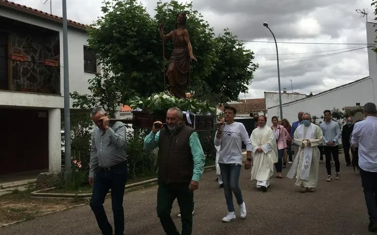 Foto 8 - Los vecinos de Sanjuanejo sacan en procesi&oacute;n a su patr&oacute;n