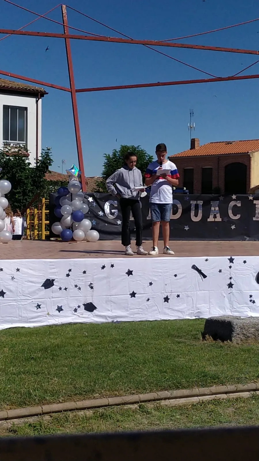 El parque municipal de Macotera acogía la graduación de los alumnos del CEO Miguel Delibes 