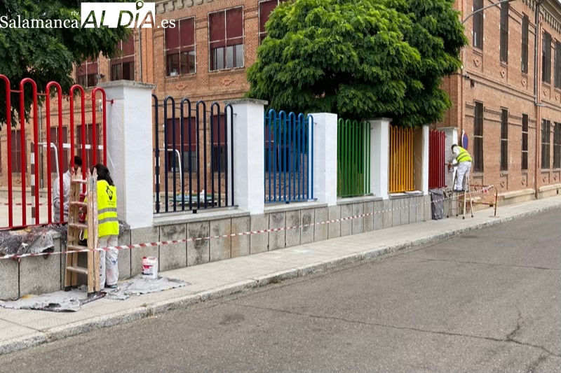 Los integrantes del programa Ecopintura Peñaranda han pintado la valla del colegio Miguel de Unamuno