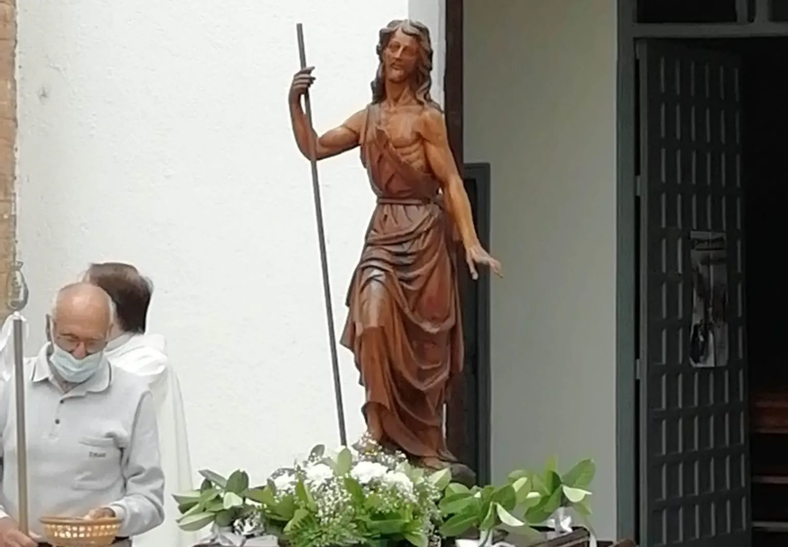 Foto 10 - Los vecinos de Sanjuanejo sacan en procesi&oacute;n a su patr&oacute;n