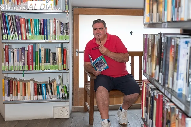 Ángel de Arriba en la emblemática biblioteca de la Casa de las Conchas |  Fotos: Carmen Borrego