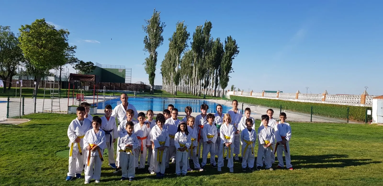 Las piscinas de Peñaranda acogían el acto fin de curso del Club Kárate Cid 