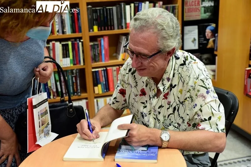 Presentación de este trabajo de relatos de Miguel Ángel Malo en la librería Víctor Jara. Foto de Carmen Borrego