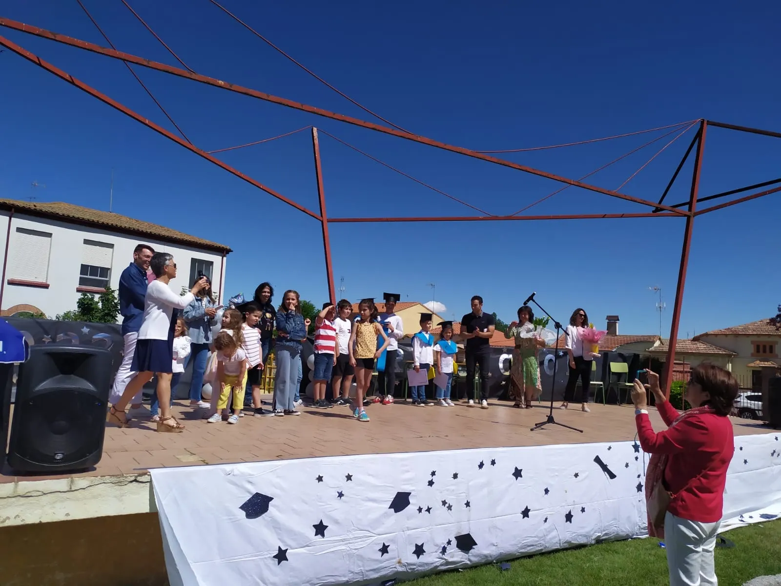 El parque municipal de Macotera acogía la graduación de los alumnos del CEO Miguel Delibes 