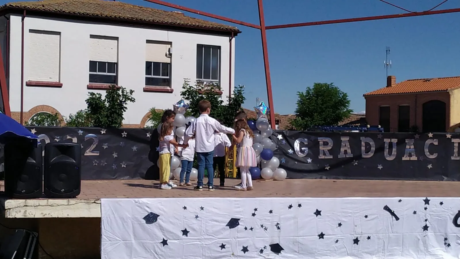El parque municipal de Macotera acogía la graduación de los alumnos del CEO Miguel Delibes 