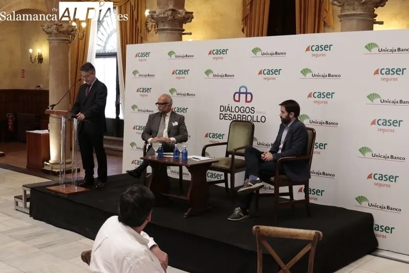 Acto del “Diálogo para el desarrollo” organizado por Unicaja Banco en el Casino de Salamanca. Foto de David Sañudo