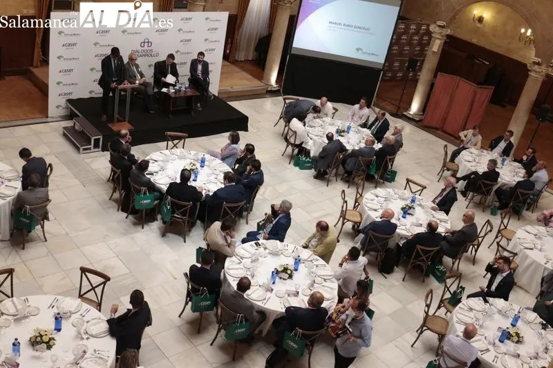 Acto del “Diálogo para el desarrollo” organizado por Unicaja Banco en el Casino de Salamanca. Foto de David Sañudo