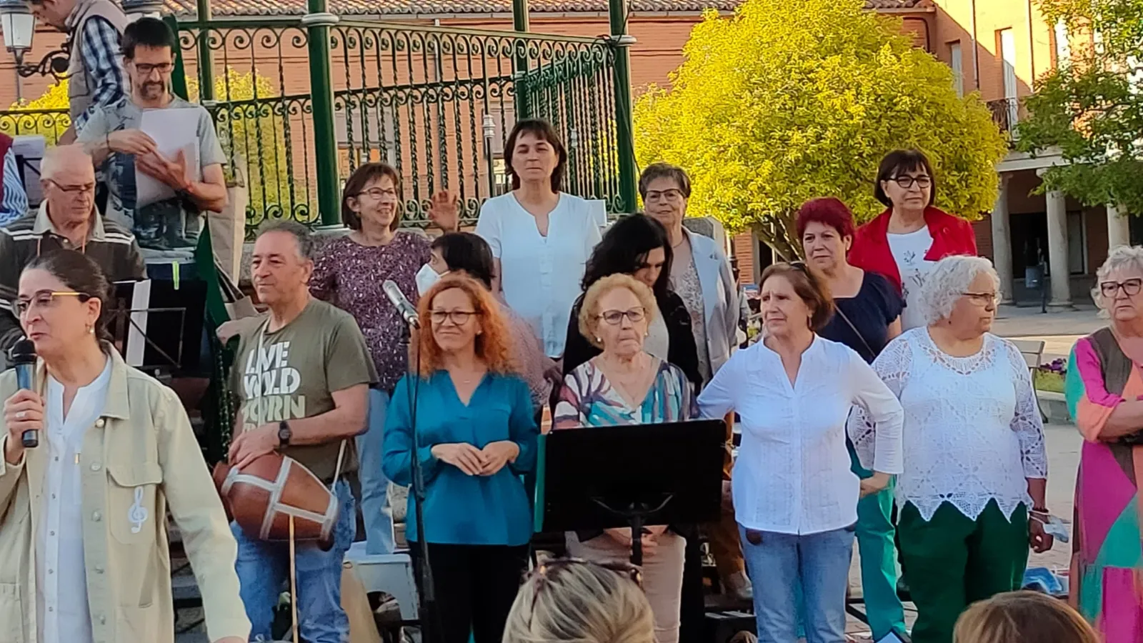 La plaza de España de Peñaranda acogía los conciertos fin de curso de los talleres de Canto y Percusiòn 