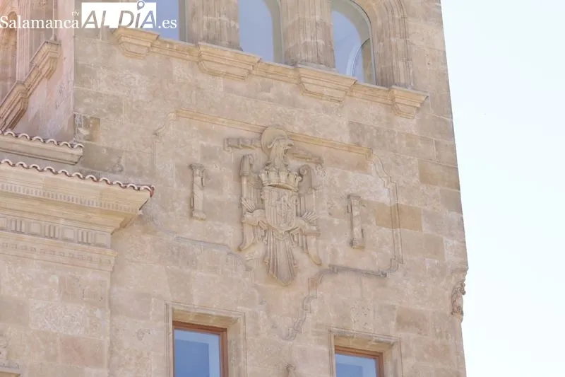 Uno de los escudos franquistas en la fachada del futuro Centro Internacional del Español. Foto David Sañudo