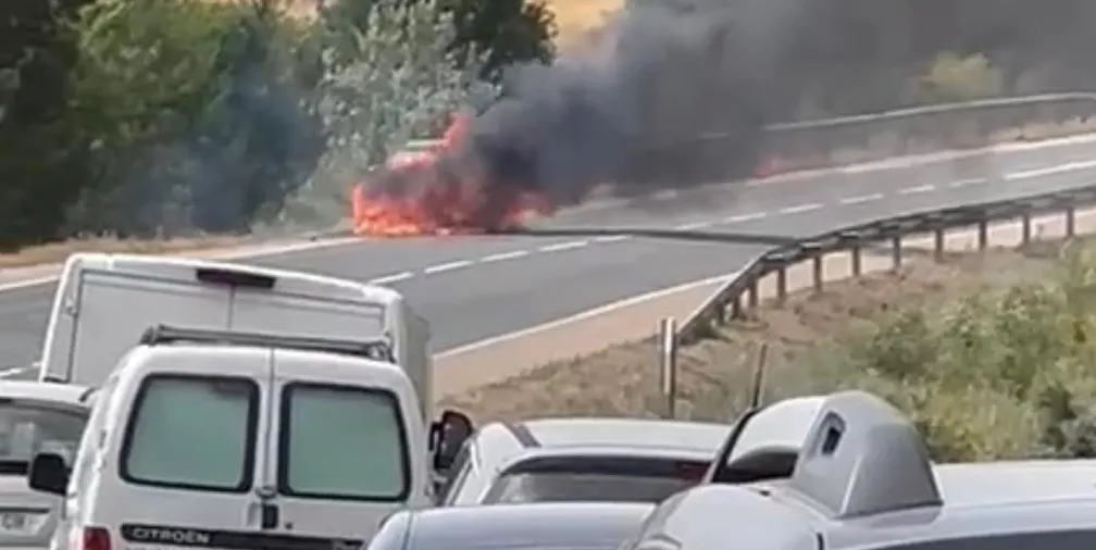 Foto 2 - Arde un veh&iacute;culo junto a la fuente de Santa Teresa