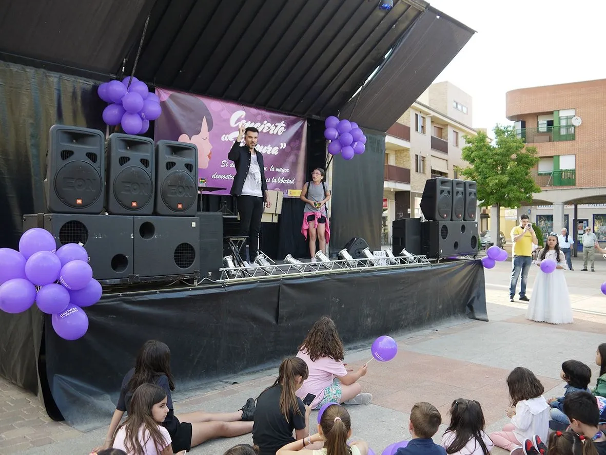 Foto 5 - Los m&aacute;s peque&ntilde;os disfrutan de la jornada Carbajosa por la Igualdad