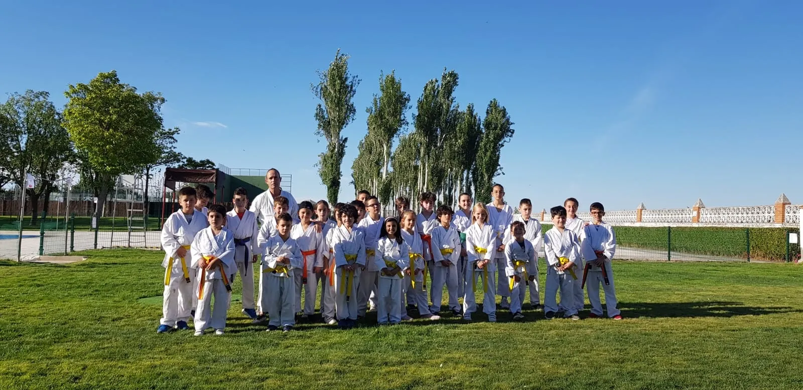 Las piscinas de Peñaranda acogían el acto fin de curso del Club Kárate Cid 