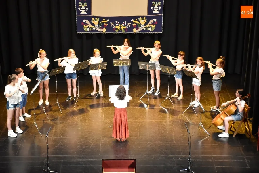 Foto 11 - Los m&aacute;s peques de la Escuela de M&uacute;sica, junto a los de flauta y coro, muestran lo aprendido este curso