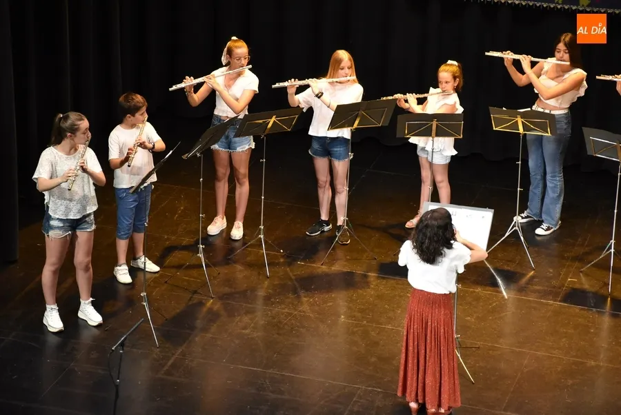 Foto 10 - Los m&aacute;s peques de la Escuela de M&uacute;sica, junto a los de flauta y coro, muestran lo aprendido este curso