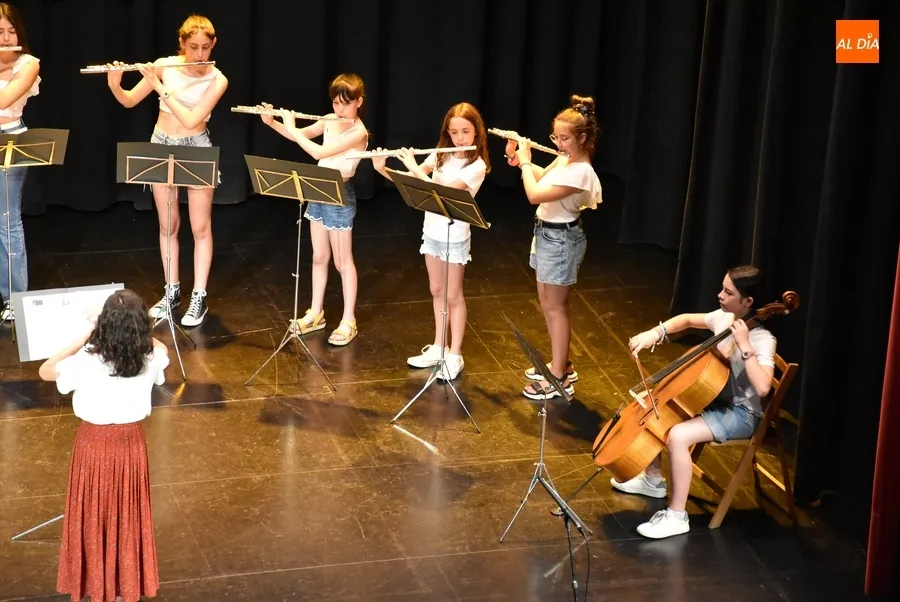 Foto 9 - Los m&aacute;s peques de la Escuela de M&uacute;sica, junto a los de flauta y coro, muestran lo aprendido este curso