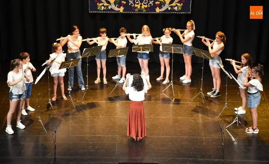 Foto 8 - Los m&aacute;s peques de la Escuela de M&uacute;sica, junto a los de flauta y coro, muestran lo aprendido este curso