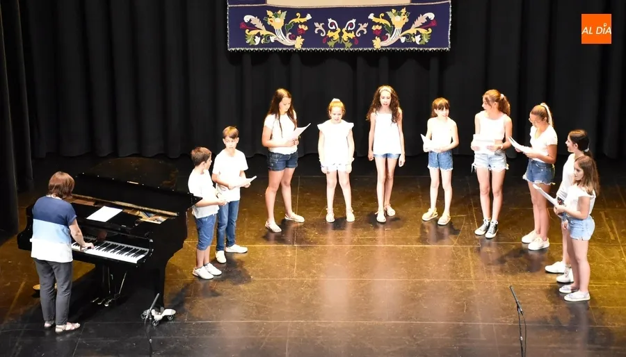 Foto 7 - Los m&aacute;s peques de la Escuela de M&uacute;sica, junto a los de flauta y coro, muestran lo aprendido este curso