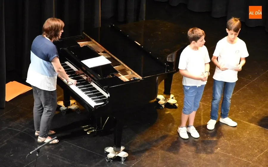 Foto 5 - Los m&aacute;s peques de la Escuela de M&uacute;sica, junto a los de flauta y coro, muestran lo aprendido este curso