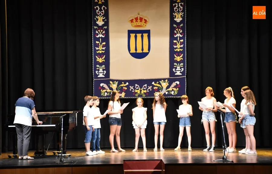 Foto 4 - Los m&aacute;s peques de la Escuela de M&uacute;sica, junto a los de flauta y coro, muestran lo aprendido este curso