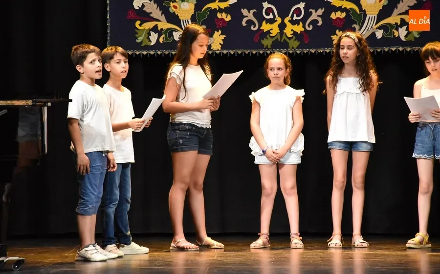 Foto 3 - Los m&aacute;s peques de la Escuela de M&uacute;sica, junto a los de flauta y coro, muestran lo aprendido este curso
