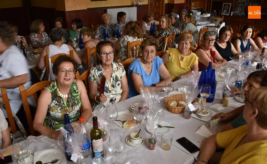 Foto 11 - Amanecer clausura definitivamente el curso con una gran comida de confraternizaci&oacute;n