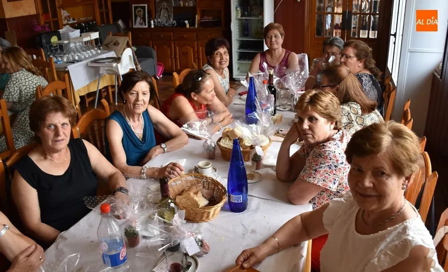 Foto 9 - Amanecer clausura definitivamente el curso con una gran comida de confraternizaci&oacute;n