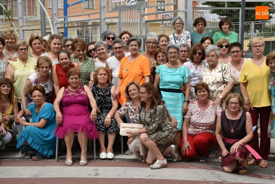 Foto 6 - Amanecer clausura definitivamente el curso con una gran comida de confraternizaci&oacute;n