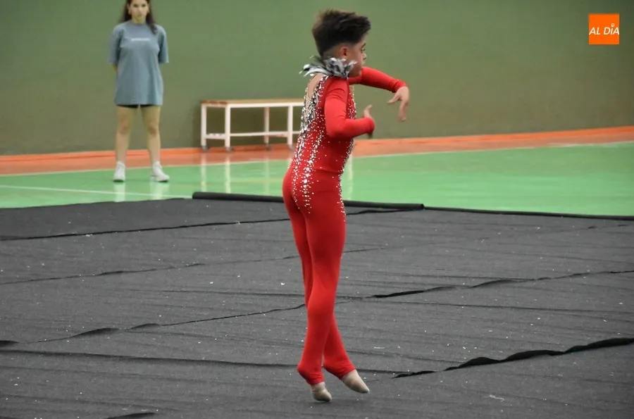 Foto 10 - La Escuela de Gimnasia R&iacute;tmica muestra a sus familias lo aprendido