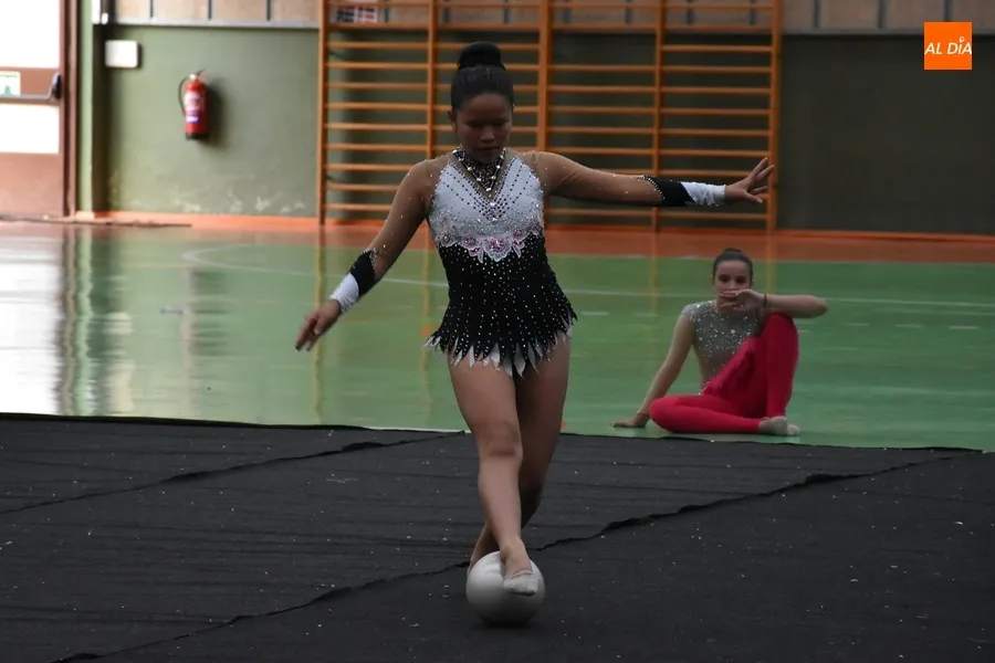 Foto 7 - La Escuela de Gimnasia R&iacute;tmica muestra a sus familias lo aprendido