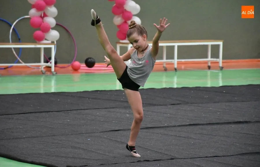 Foto 6 - La Escuela de Gimnasia R&iacute;tmica muestra a sus familias lo aprendido