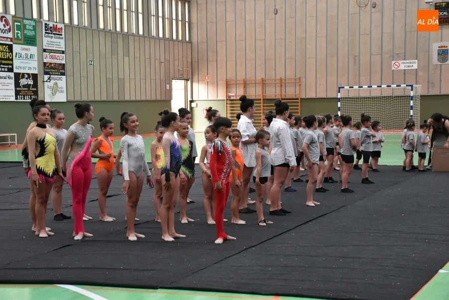 Foto 5 - La Escuela de Gimnasia R&iacute;tmica muestra a sus familias lo aprendido