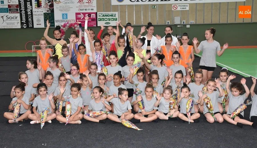 Foto 2 - La Escuela de Gimnasia R&iacute;tmica muestra a sus familias lo aprendido