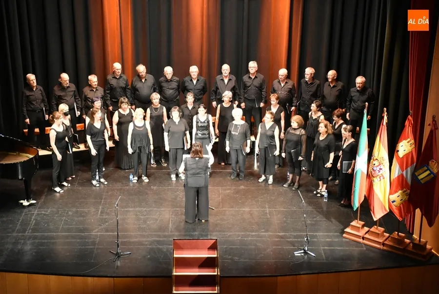 Foto 11 - Agradable 'tarde coral' en el Teatro Nuevo con voces mirobrigenses, vitorianas y arroyanas