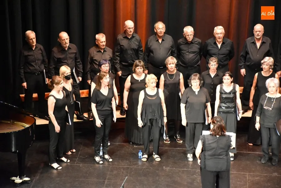 Foto 10 - Agradable 'tarde coral' en el Teatro Nuevo con voces mirobrigenses, vitorianas y arroyanas